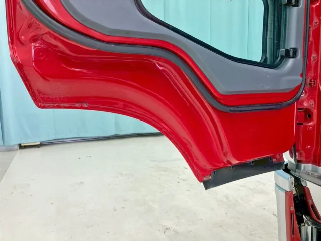 助手席ドア下部に板金跡があります。|三菱 スーパーグレート QKG-FV60VXの写真41