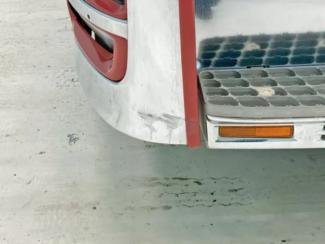 フロントバンパー助手席側にヘコミがあります。|三菱 スーパーグレート QKG-FV60VXの写真42