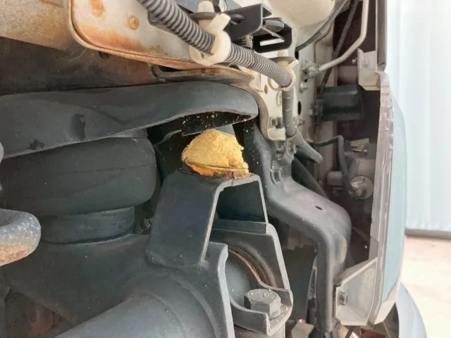 キャブサス前方助手席側のダンパーゴムが劣化しています。|三菱 スーパーグレート QKG-FV60VXの写真43