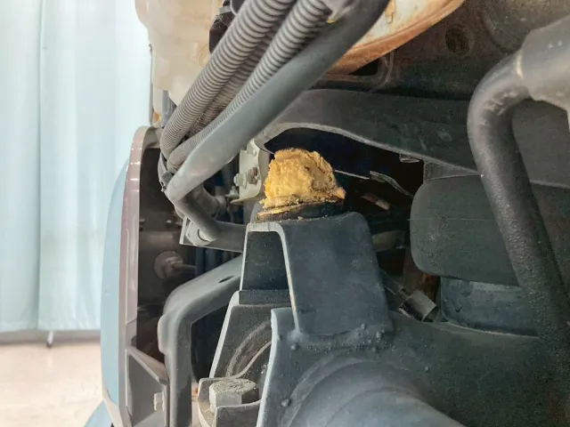 キャブサス前方運転席側のダンパーゴムが劣化しています。|三菱 スーパーグレート QKG-FV60VXの写真44