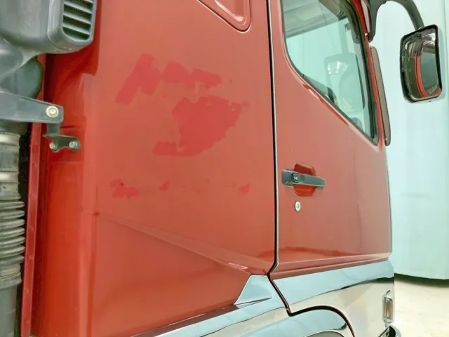 運転席側クォーターパネルにシールはがし跡があります。|三菱 スーパーグレート QKG-FV60VXの写真46