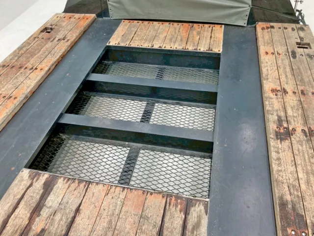 床板中央前方に物入れが付いています。|トレクス  PMR439DCの写真11