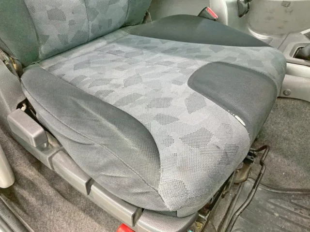 運転席座面にヘタリ・破れがあります。|UDトラックス クオン QKG-CD5ZLの写真8