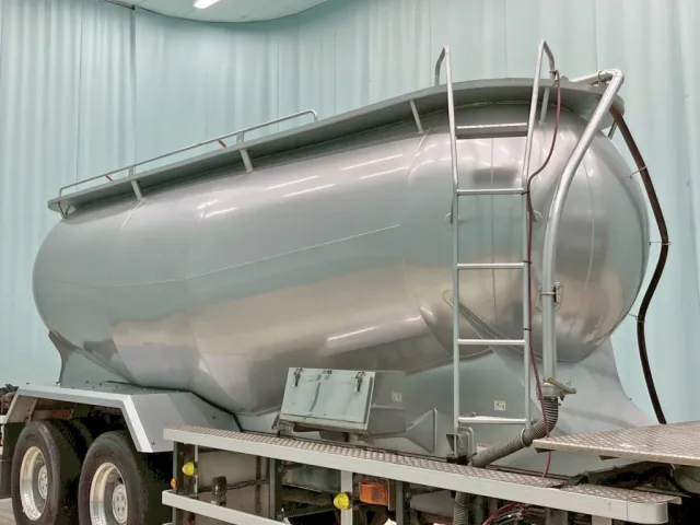 タンクの外観状態です。(運転席側)|UDトラックス クオン QKG-CD5ZLの写真14