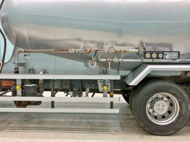 助手席側の配管周りの状態です。|UDトラックス クオン QKG-CD5ZLの写真15