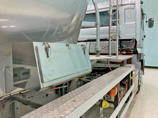 運転席側にステンレス製の工具箱が付いています。|UDトラックス クオン QKG-CD5ZLの写真21