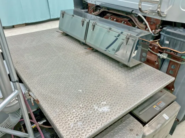 踊り場前方にステンレス製の工具箱が2つ付いています。|UDトラックス クオン QKG-CD5ZLの写真22