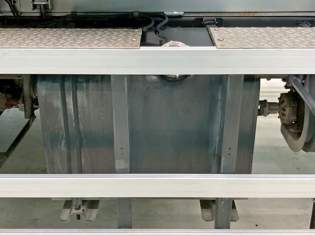 燃料タンクは200Lです。|UDトラックス クオン QKG-CD5ZLの写真26