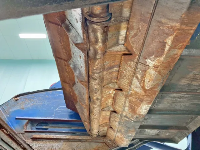 かきこみ部軸の所々にヘコミがあります。|日野 デュトロ 2RG-XZU600E(2WD)の写真12