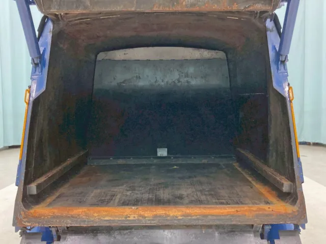 タンク内部の状態です。|日野 デュトロ 2RG-XZU600E(2WD)の写真13