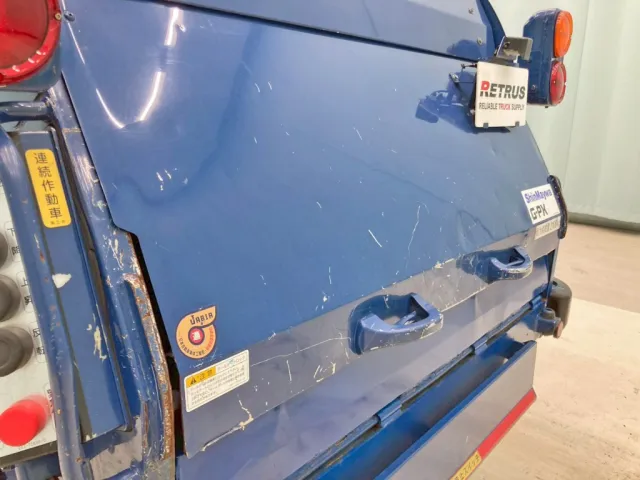 テールゲートの所々にキズ・ヘコミがあります。|日野 デュトロ 2RG-XZU600E(2WD)の写真20