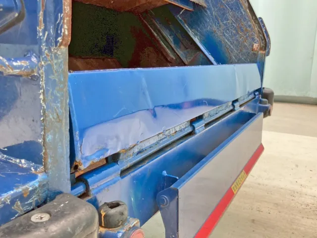 フロントテーブル外側の所々にヘコミがあります。|日野 デュトロ 2RG-XZU600E(2WD)の写真21