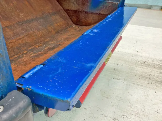 フロントテーブル内側の所々にヘコミがあります。|日野 デュトロ 2RG-XZU600E(2WD)の写真22