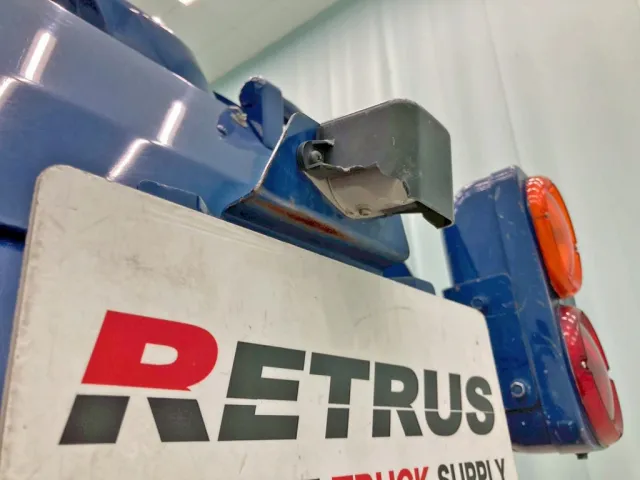 ナンバー灯カバーに割れがあります。|日野 デュトロ 2RG-XZU600E(2WD)の写真23