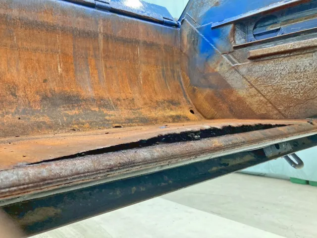 かきこみ部の鉄板がめくれています。|日野 デュトロ 2RG-XZU600E(2WD)の写真27