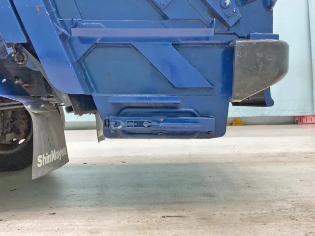 汚水タンクの排水口です。|日野 デュトロ 2RG-XZU600E(2WD)の写真29