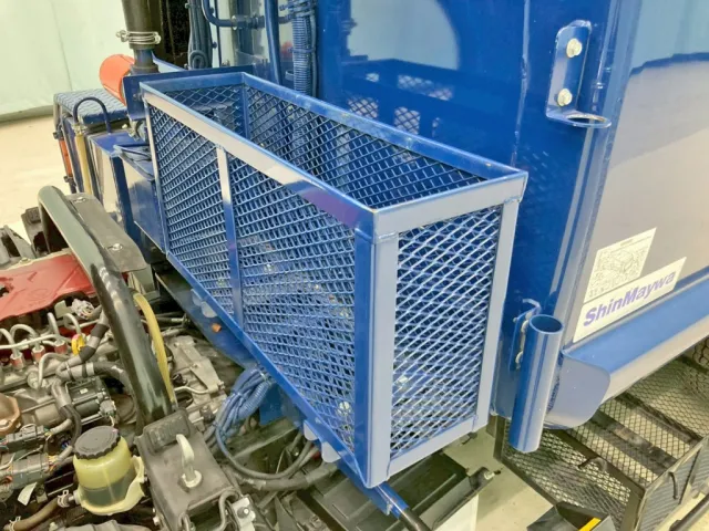 タンク助手席側前方に物入れが付いています。|日野 デュトロ 2RG-XZU600E(2WD)の写真31