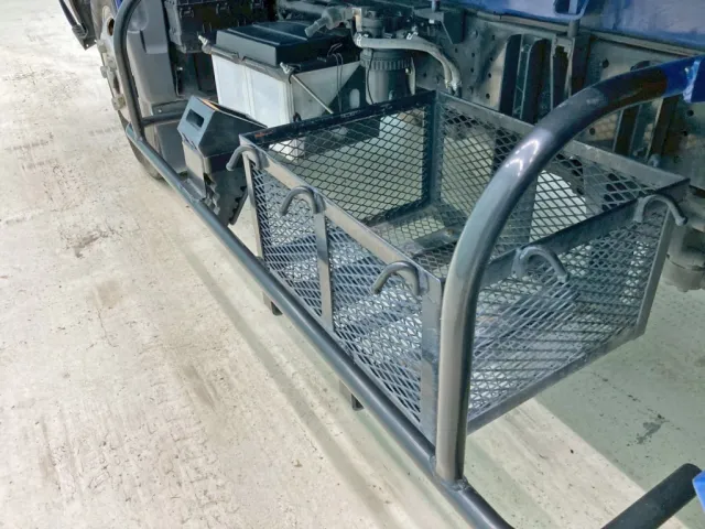 タンク助手席側中央部に物入れが付いています。|日野 デュトロ 2RG-XZU600E(2WD)の写真32