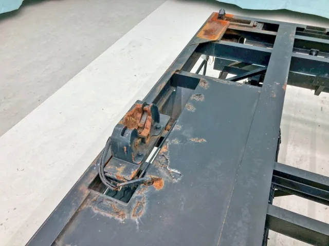 運転席側後方のJRコンテナ用緊締装置周りに腐食・穴あきがあります。|日通  NT21C026の写真13