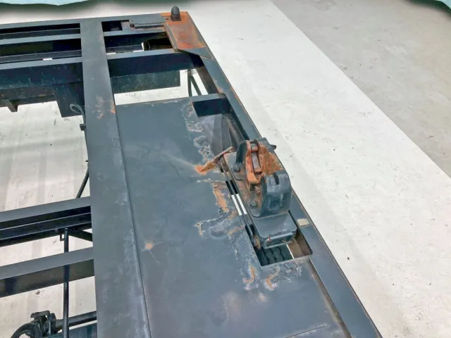 助手席側後方のJRコンテナ用緊締装置周りに腐食・穴あきがあります。|日通  NT21C026の写真14