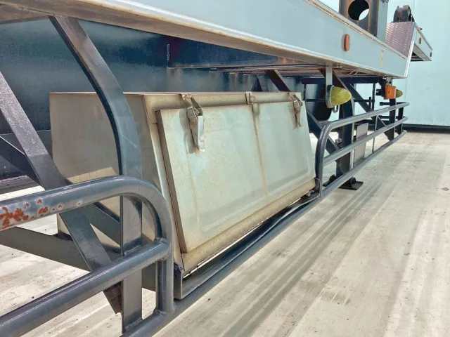 運転席側にステンレス製の工具箱が付いています。(サイドバンパーに曲がりがあります)|日通  NT21C026の写真31