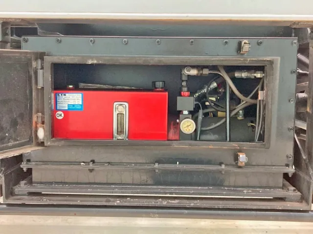 助手席側に油圧装置が付いています。|日通  NT21C026の写真32