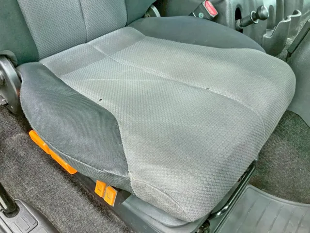 運転席座面にヘタリ・穴あきがあります。|日野 プロフィア QKG-FW1EXBGの写真8
