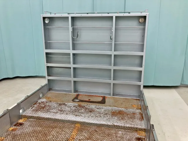 プロテクターにレバーブロック掛け付きの物入れが付いています。|日野 プロフィア QKG-FW1EXBGの写真13