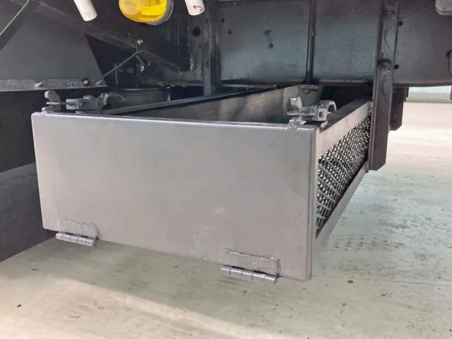 ボディー後方にりん木入れが付いています。|日野 プロフィア QKG-FW1EXBGの写真27