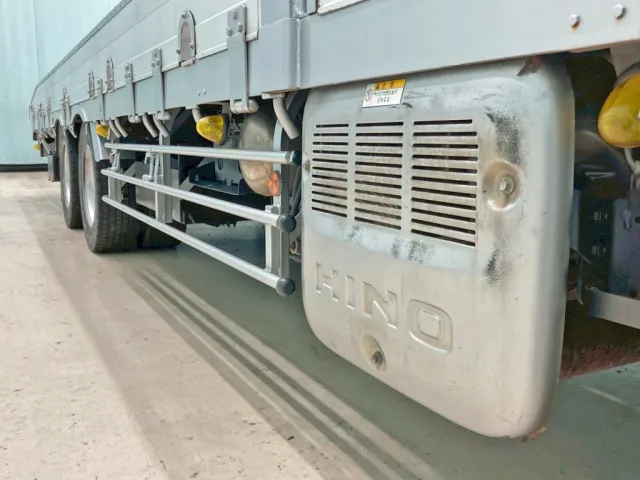 マフラーカバーにキズがあります。|日野 プロフィア QKG-FW1EXBGの写真28