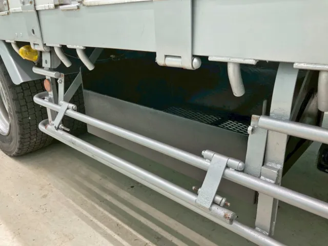 ボディー運手席側中央部にりん木入れが付いています。|日野 プロフィア QKG-FW1EXBGの写真29