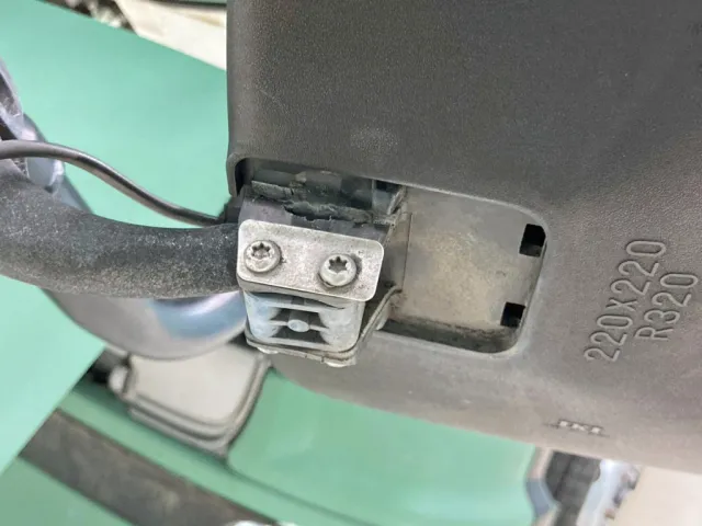 助手席側補助ミラー取り付け部に割れがあります。|日野 プロフィア QKG-FW1EXBGの写真31