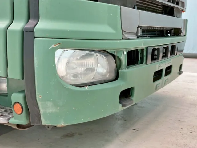 フロントバンパーの運転席側にキズ・ヘコミがあります。|日野 プロフィア QKG-FW1EXBGの写真33