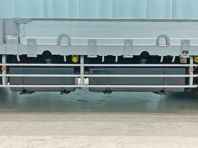 燃料タンクは200Lと300Lが付いています。|日野 プロフィア QKG-FW1EXBGの写真36