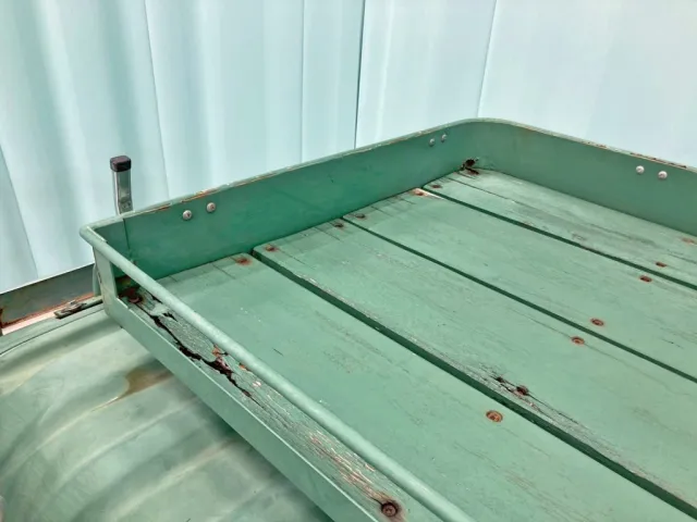 シートデッキ助手側に割れがあります。|日野 プロフィア QKG-FW1EXBGの写真45