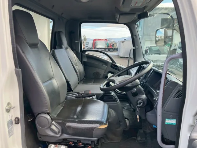 乗車定員は3名です。|いすゞ フォワード TKG-FRR90S2(2WD)の写真8