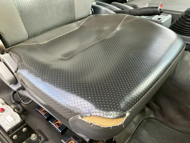 運転席側シートにヘタリ・破れがあります。|いすゞ フォワード TKG-FRR90S2(2WD)の写真9