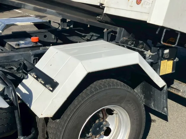 助手席側リヤフェンダーにキズ・サビ・ヘコミがあります。|いすゞ フォワード TKG-FRR90S2(2WD)の写真26