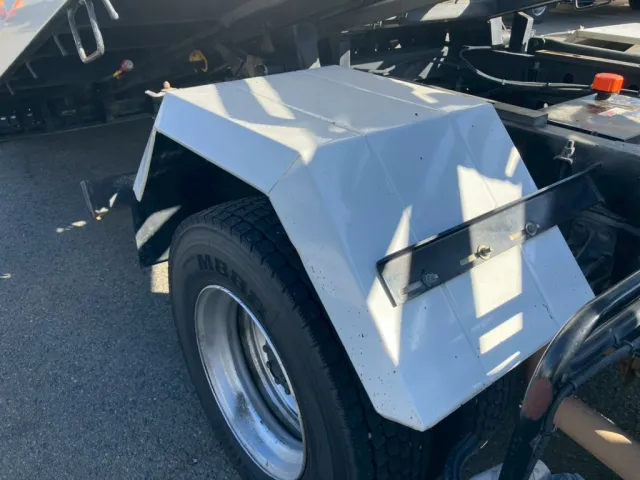 リヤフェンダーにキズ・サビ・ヘコミがあります。|いすゞ フォワード TKG-FRR90S2(2WD)の写真31