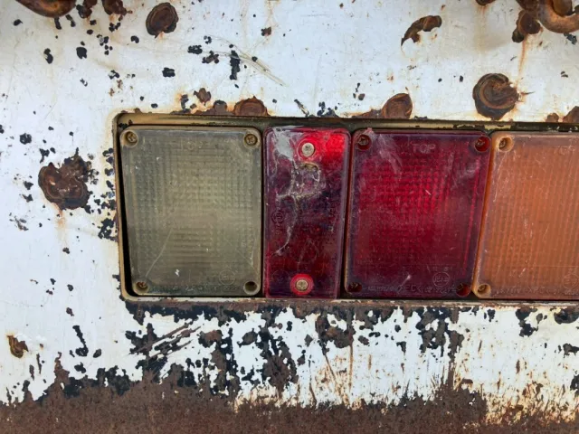 右側テールランプレンズに亀裂があります。|いすゞ フォワード TKG-FRR90S2(2WD)の写真35