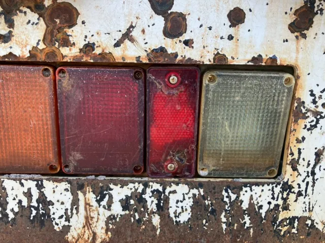 左側テールランプレンズに亀裂があります。|いすゞ フォワード TKG-FRR90S2(2WD)の写真36