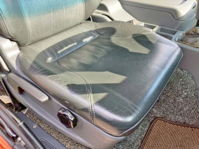 運転席座面にヘタリがあります。|三菱 ファイター TKG-FK61F(2WD)の写真8