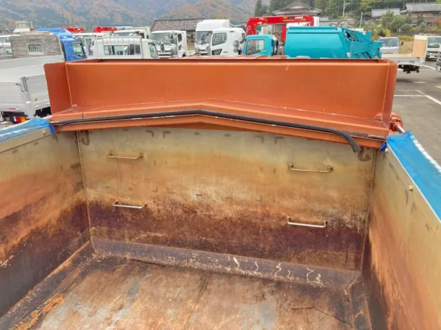 プロテクターもステンレス製です。|三菱 ファイター TKG-FK61F(2WD)の写真12