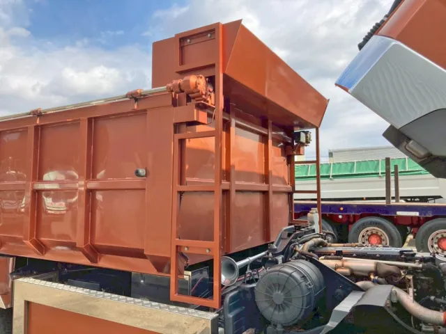 左右ハシゴ・シートデッキ・前壁骨組みはステンレス製です。(左右骨組みは鉄製です)|三菱 ファイター TKG-FK61F(2WD)の写真14