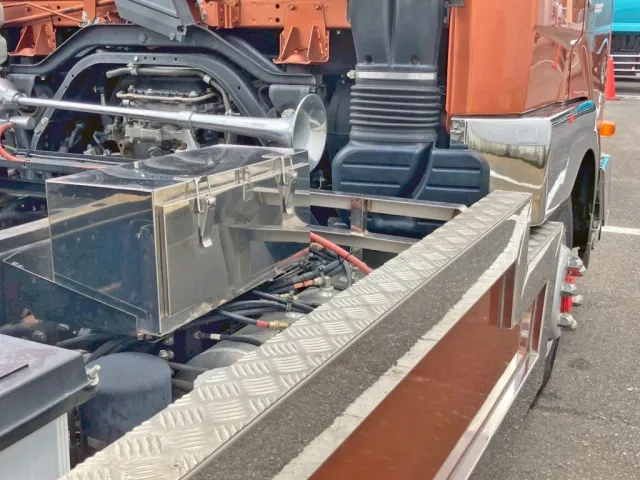 運転席側にステンレス製の工具箱が付いています。|三菱 ファイター TKG-FK61F(2WD)の写真17