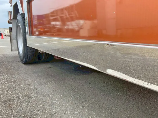 運転席側サイドバンパーにキズ・サビがあります。|三菱 ファイター TKG-FK61F(2WD)の写真24