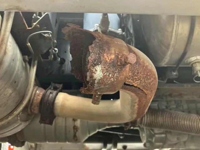 マフラーのテールパイプに腐食・割れがあります。|三菱 ファイター TKG-FK61F(2WD)の写真25