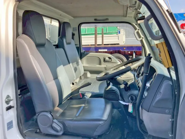 乗車定員は3名です。|いすゞ エルフ TPG-NKR85AN(2WD)の写真9