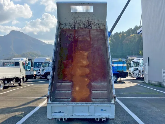 床は鉄板です。|いすゞ エルフ TPG-NKR85AN(2WD)の写真10