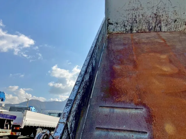 助手席側アオリ下部にスキマがあります。|いすゞ エルフ TPG-NKR85AN(2WD)の写真11